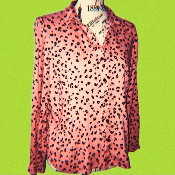 Pre-owned Women's H&M Divided Pink Leopard Print Button Down (Size 8) - Picture 1 of 5